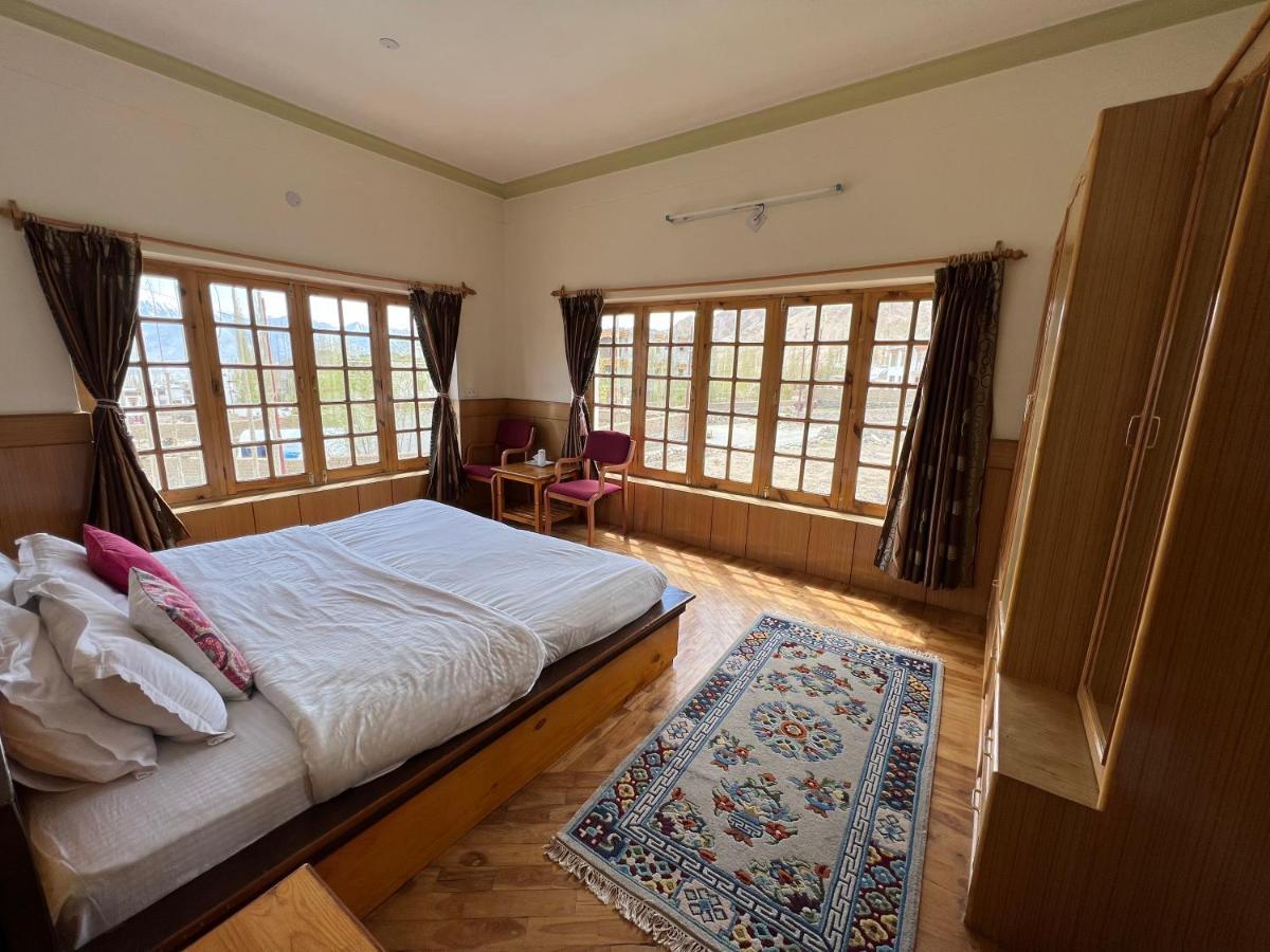 Heschuk Guest House 레 외부 사진